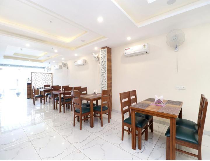 Hotel Wisteria -Main Highway Hotel Zirakpur Buitenkant foto