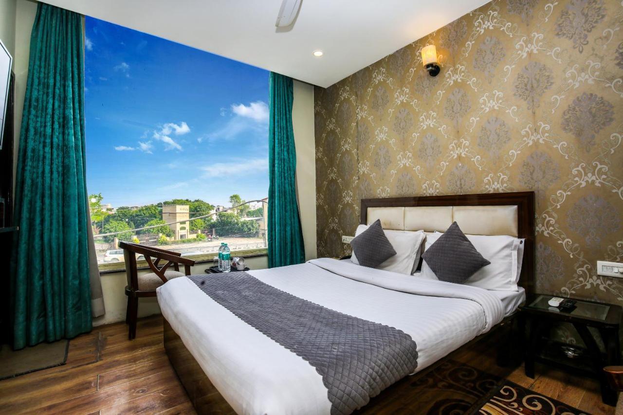 Hotel Wisteria -Main Highway Hotel Zirakpur Buitenkant foto